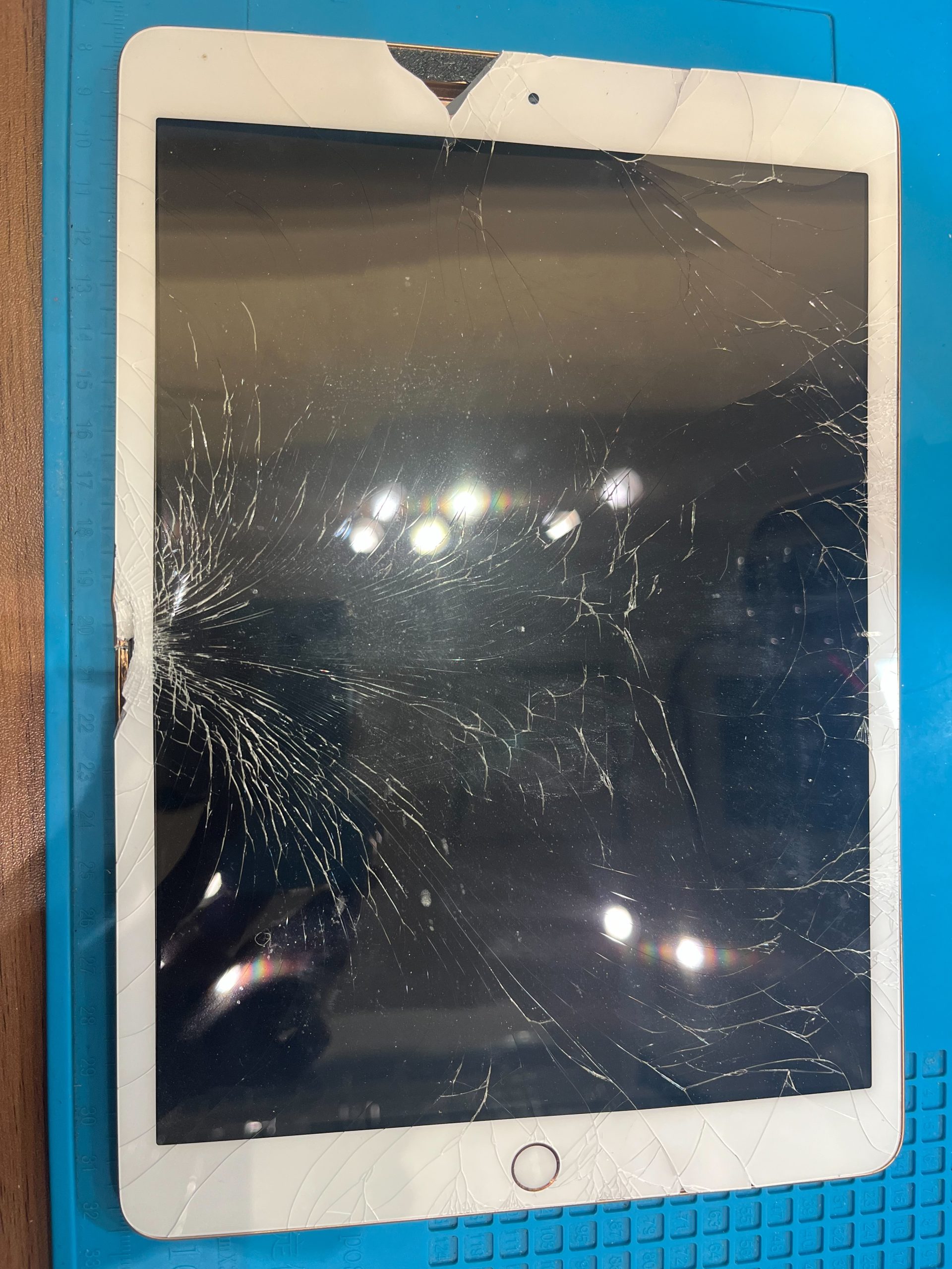 iPad 修理用フロントガラス 液晶 iPad第7世代のフロントガラス割れ😱 | お近くのiPhone修理センター